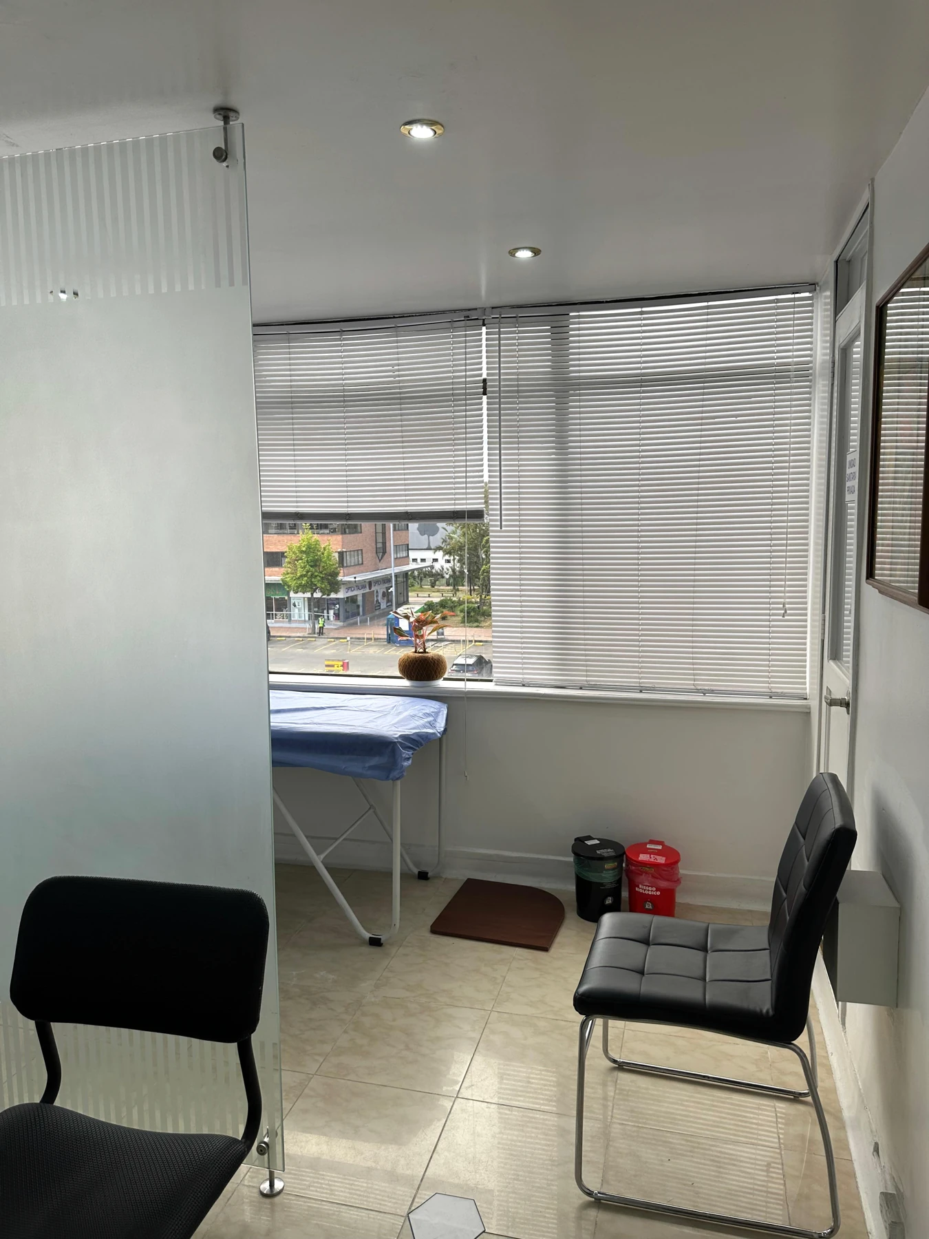 Camilla y mobiliario real de un consultorio