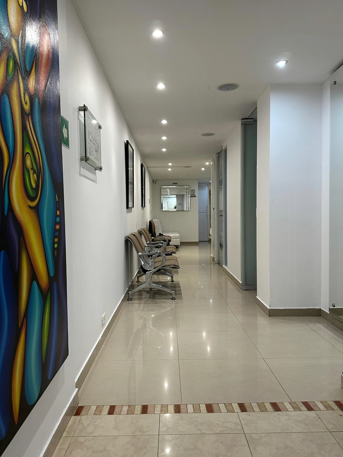Corredor y obra de arte