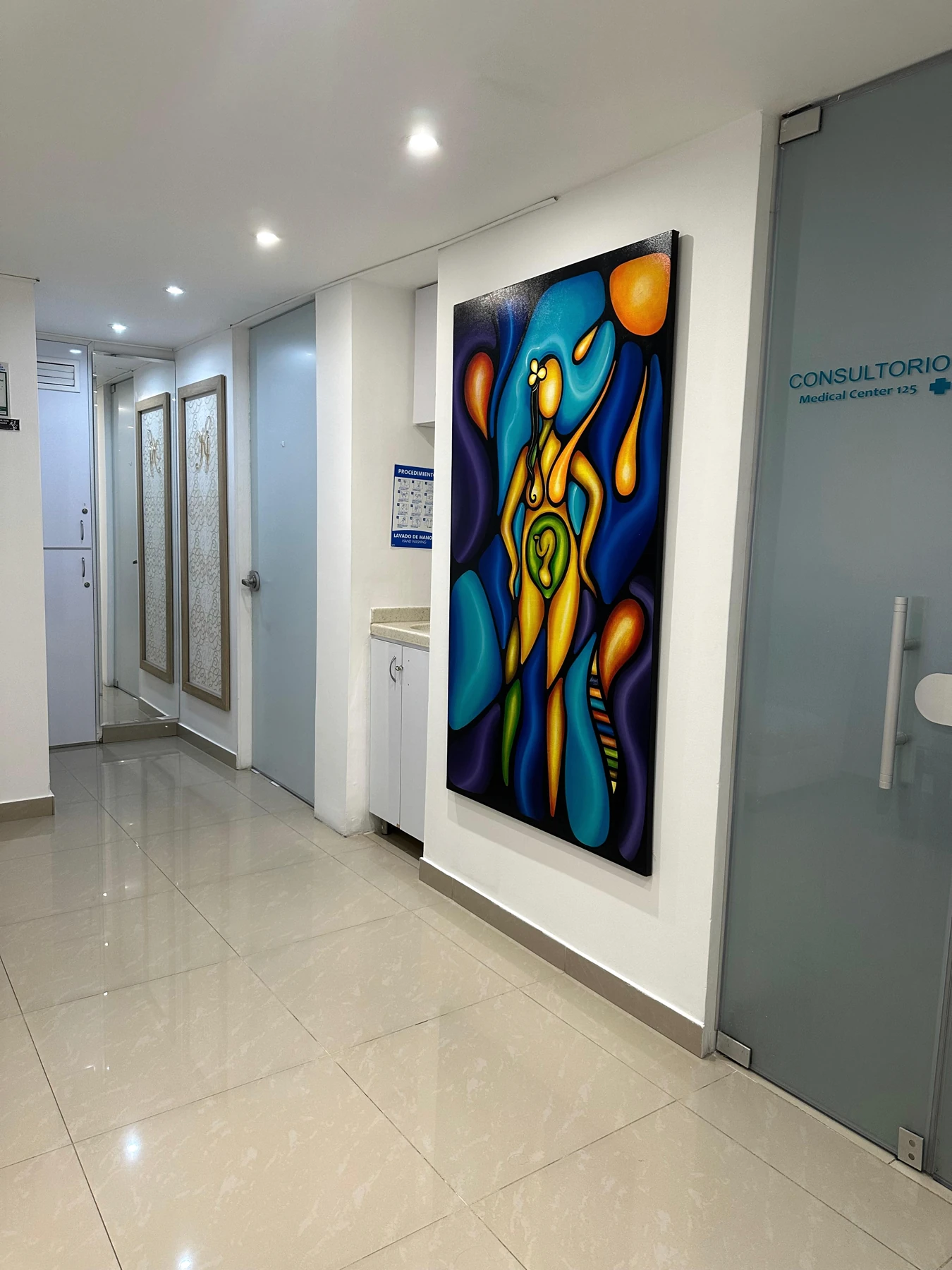 Corredor de acceso a los consultorios