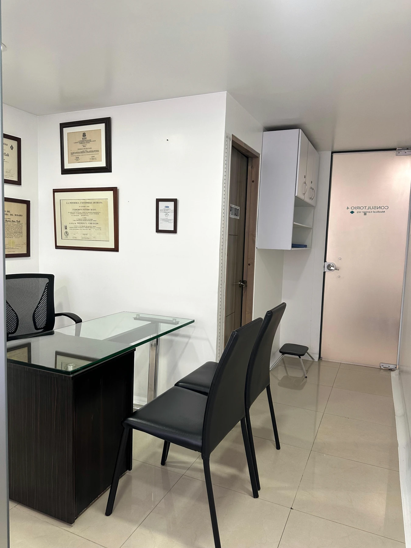 Escritorio y sillas para consulta